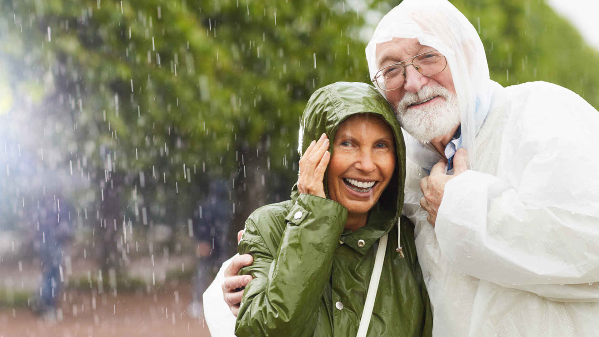 woman-and-man-staying-outside-in-the-rain1920x1080